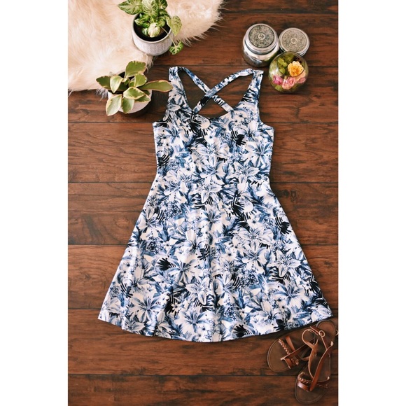 H&M Dresses & Skirts - H&M blue and white floral cross back dress